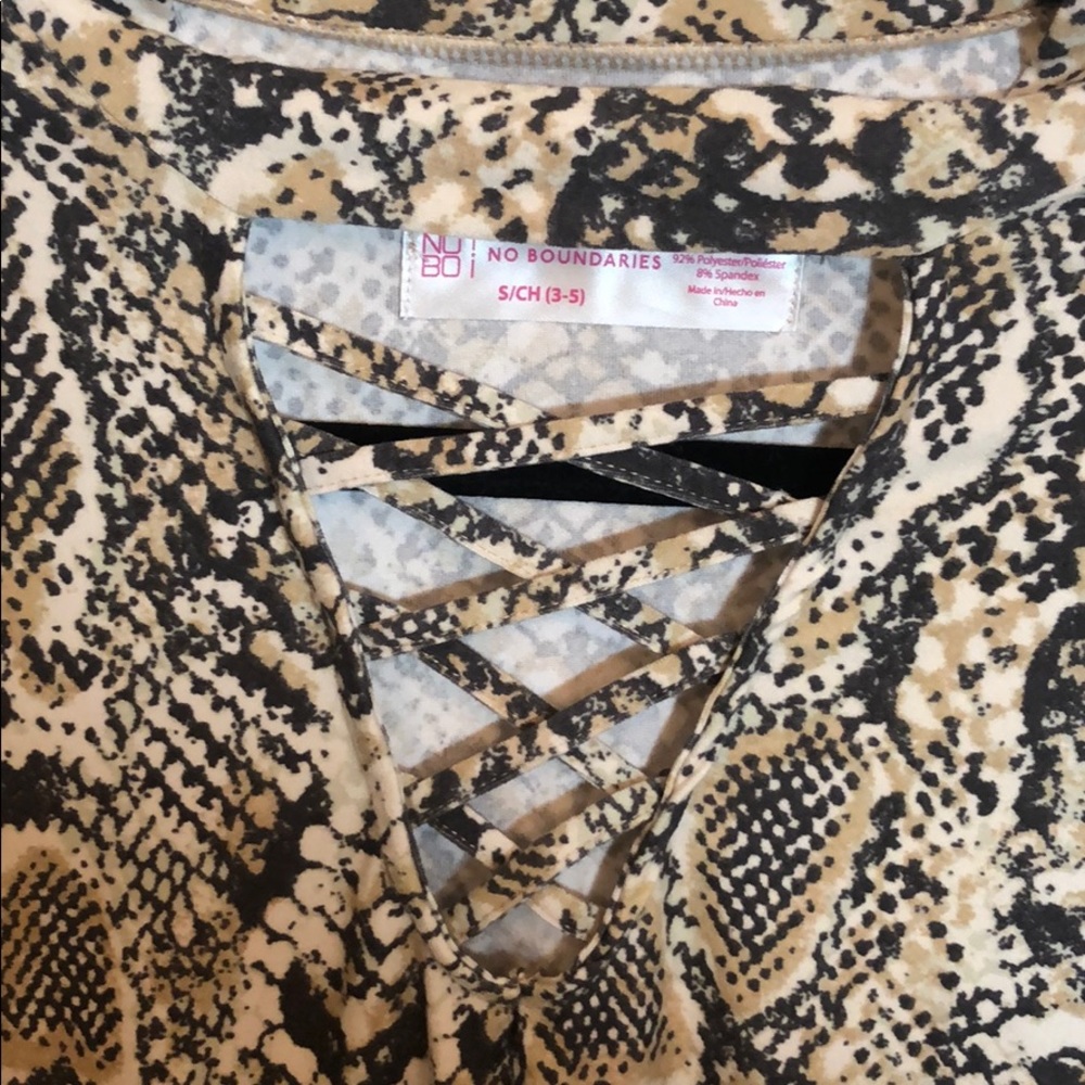 Snake Patterned V Neck - Picture 3 of 7